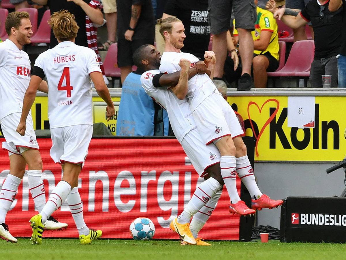 Florian Kainz jubelt mit Anthony Modeste für den 1. FC Köln gegen Hertha BSC.