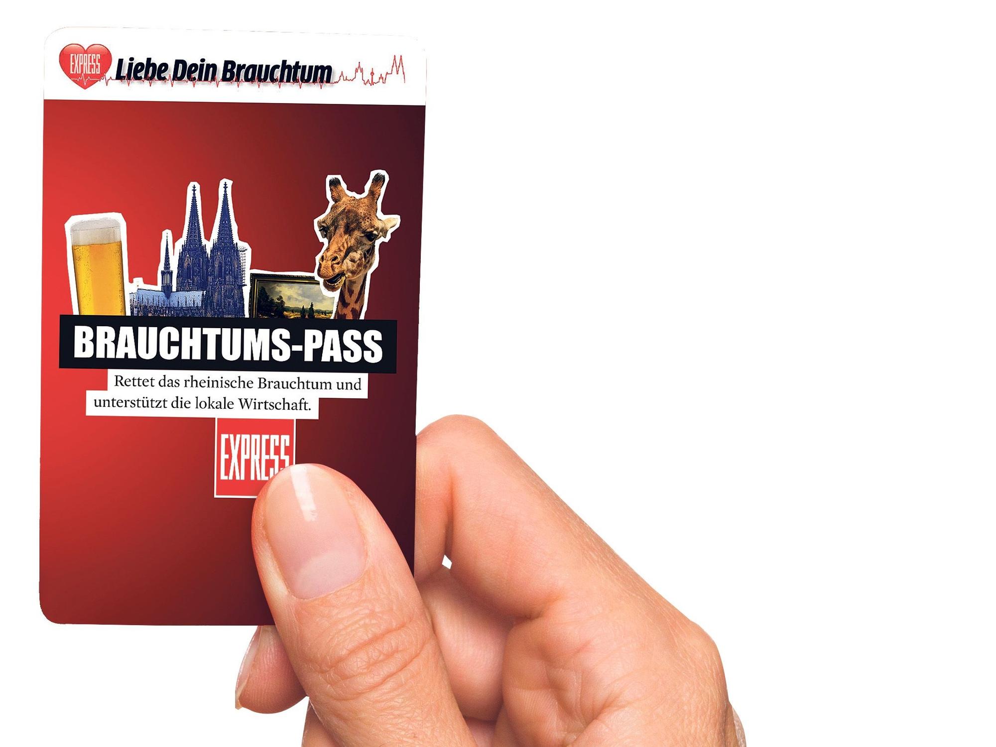 Eine Hand hält den Brauchtums-Pass für Köln hoch.