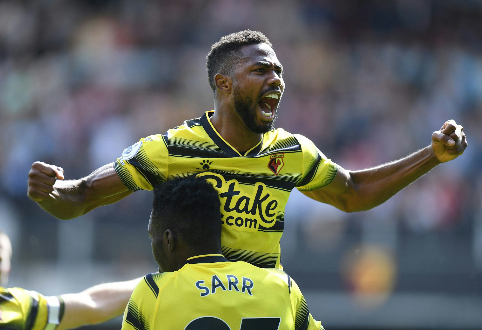 Emmanuel Dennis jubelt über sein Tor für den FC Watford.