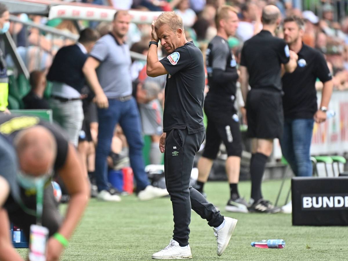 Bremens Trainer Markus Anfang an der Seitenlinie nach dem Spiel gegen Paderborn.