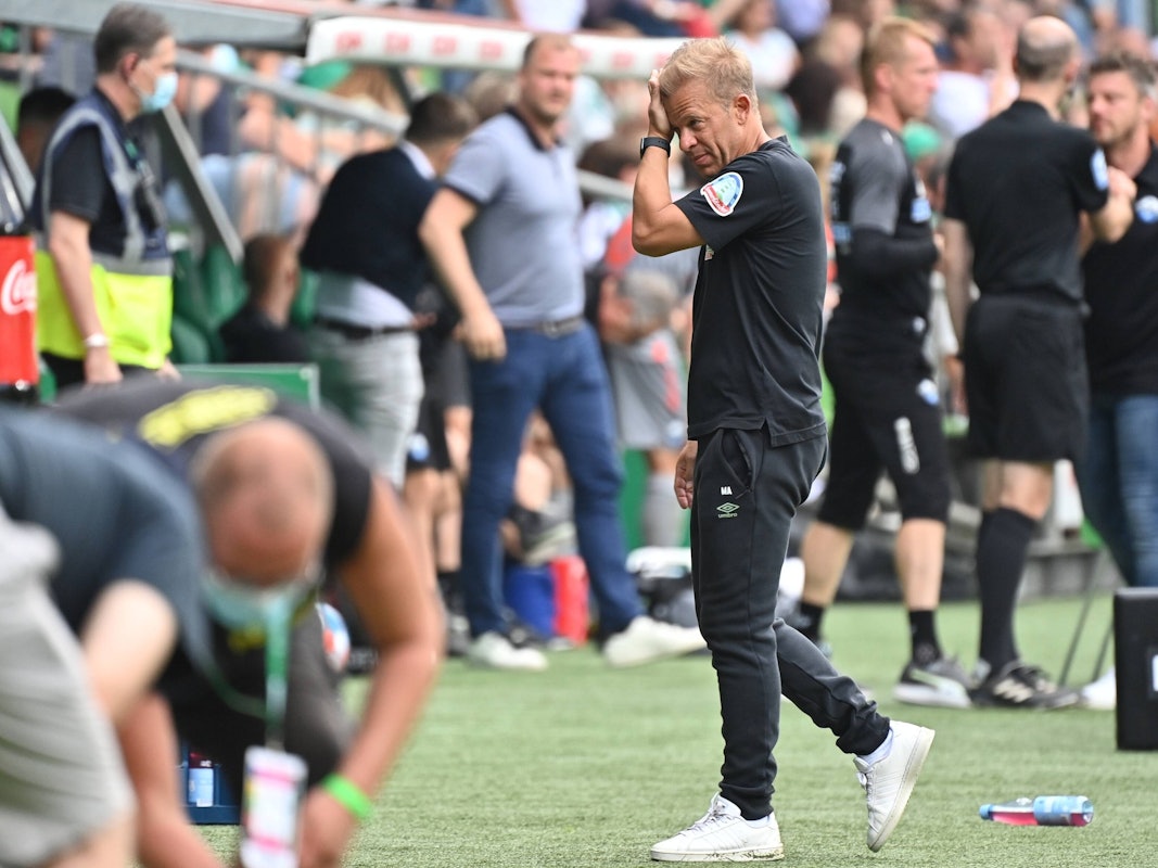 Bremens Trainer Markus Anfang an der Seitenlinie nach dem Spiel gegen Paderborn.