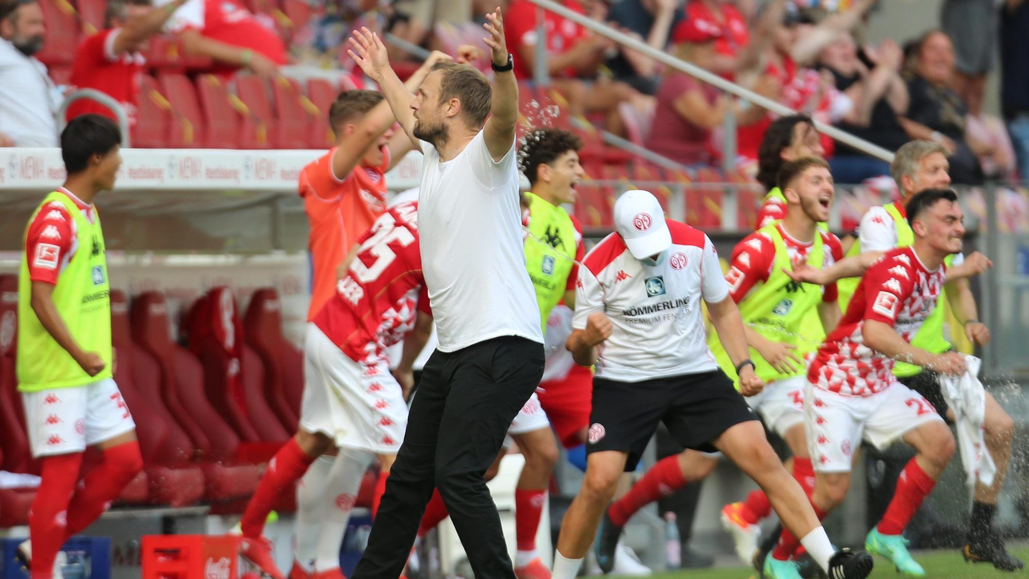 Bo Svensson (Mainz 05) reißt die Arme nach dem Schlusspfiff gegen RB Leipzig hoch.