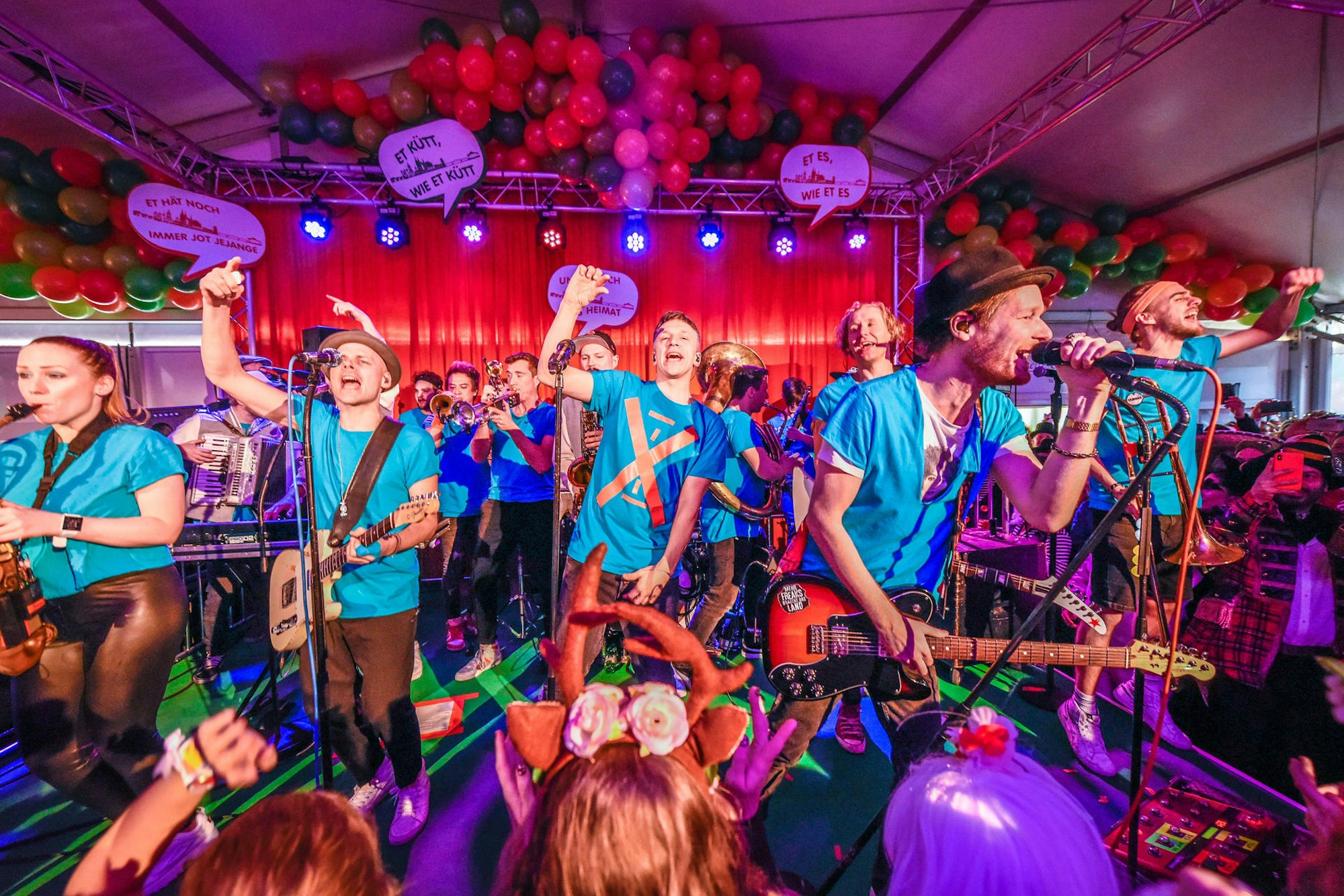 Die Band Quersallou, ein Zusammenschluss der Karnevalsbands Kasalla, Cat Ballou und Querbeat, tritt bei der Karnevalsparty der Kanzlei "Ebner Stolz" auf.