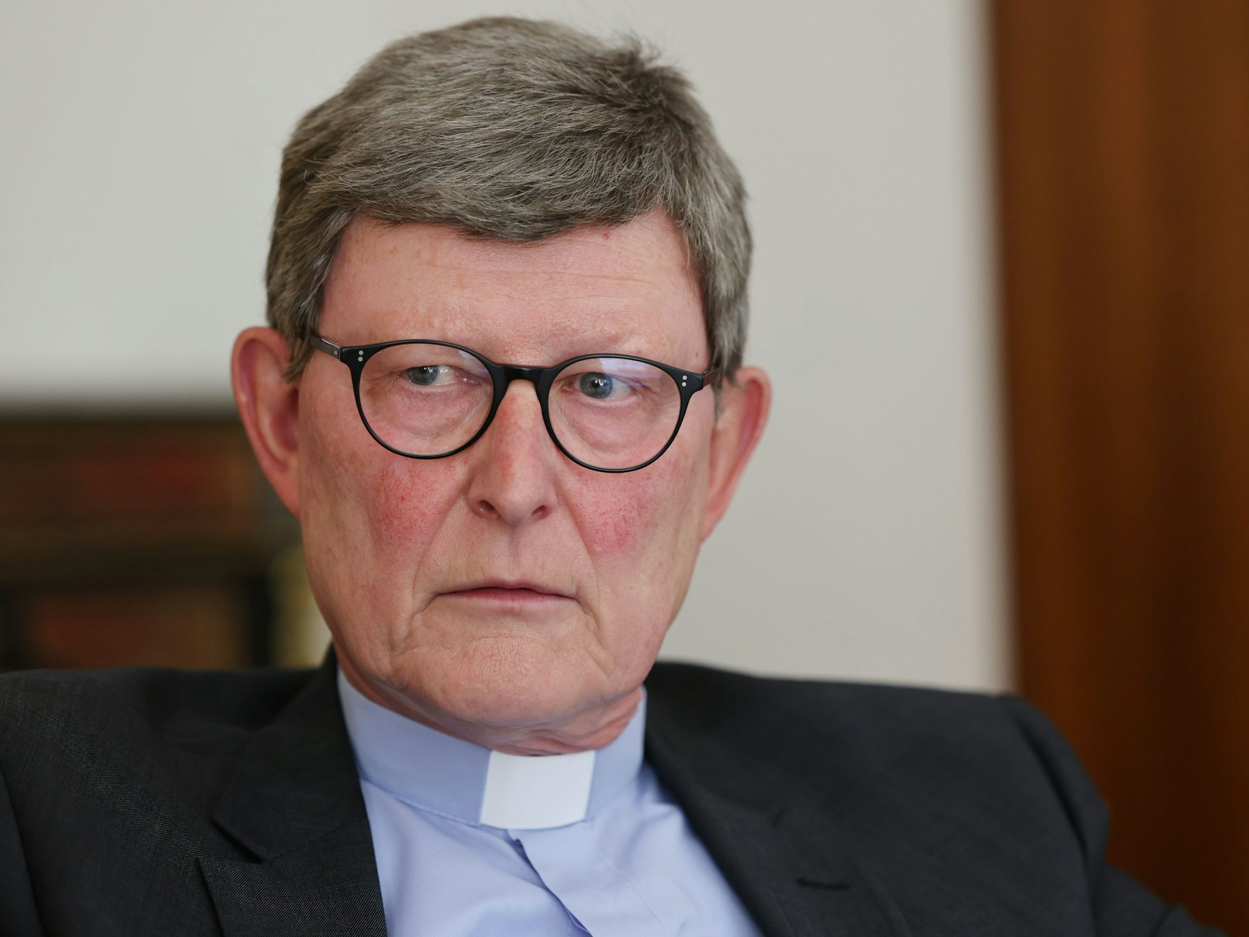 Rainer Maria Kardinal Woelki schaut seinen Gesprächspartner beim Interview an.