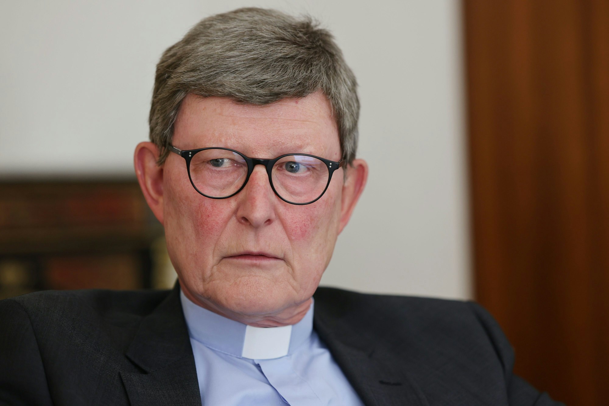 Kardinal Woelki schaut bei einem Interview in die Kamera.