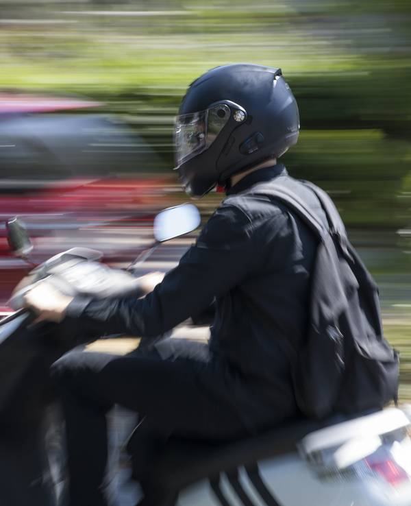 Köln: Rollerfahrer in Köln im Juni 2018