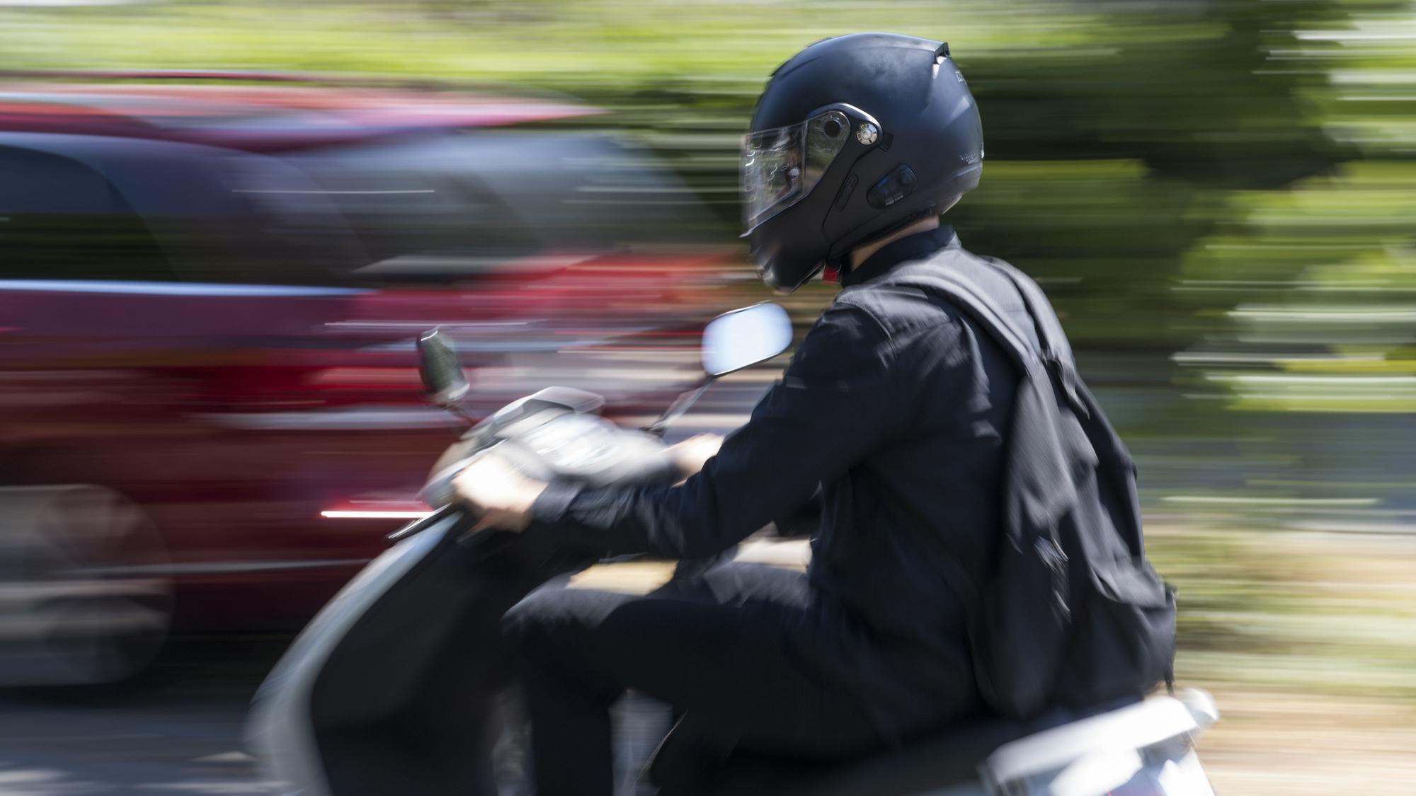 Köln: Rollerfahrer in Köln im Juni 2018
