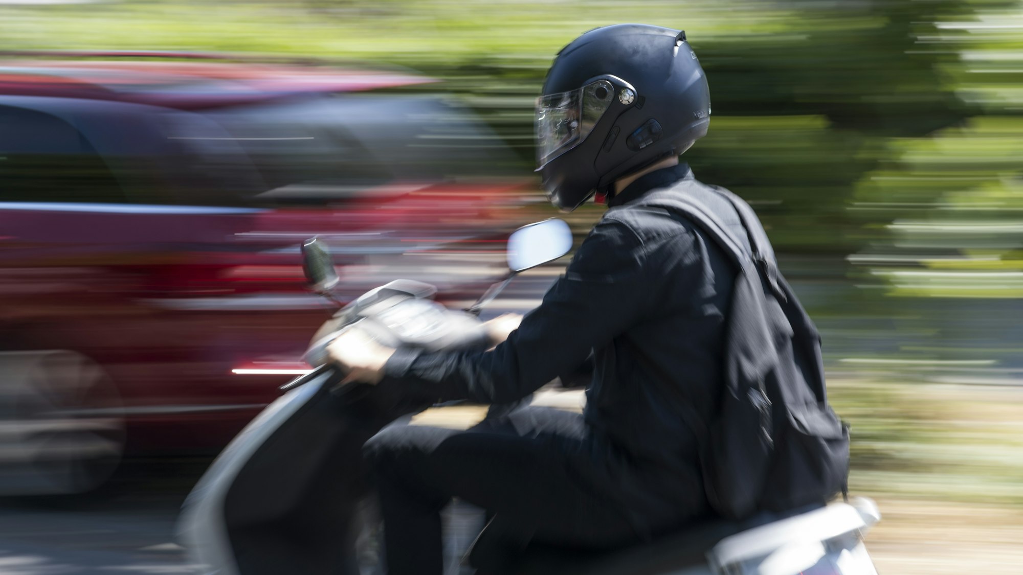 Köln: Rollerfahrer in Köln im Juni 2018