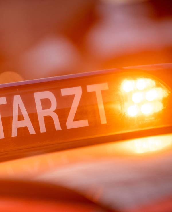 Ein Dachschild mit der Aufschrift "Notarzt" steht auf einem Einsatzwagen eines Notarztes.
