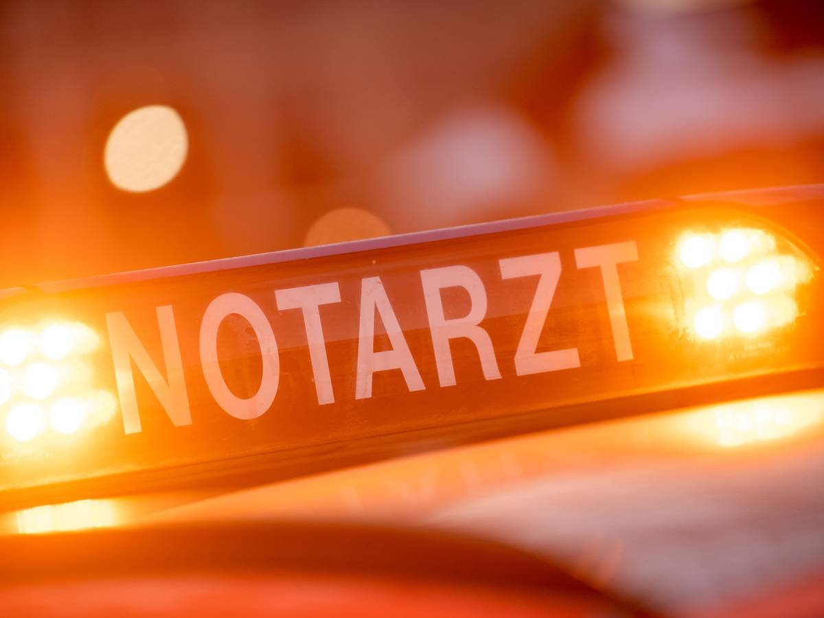Ein Dachschild mit der Aufschrift "Notarzt" steht auf einem Einsatzwagen eines Notarztes.