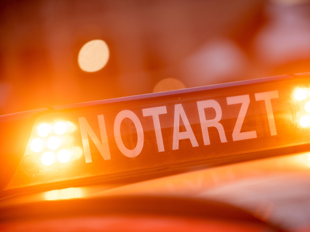 Ein Dachschild mit der Aufschrift "Notarzt" steht auf einem Einsatzwagen eines Notarztes.