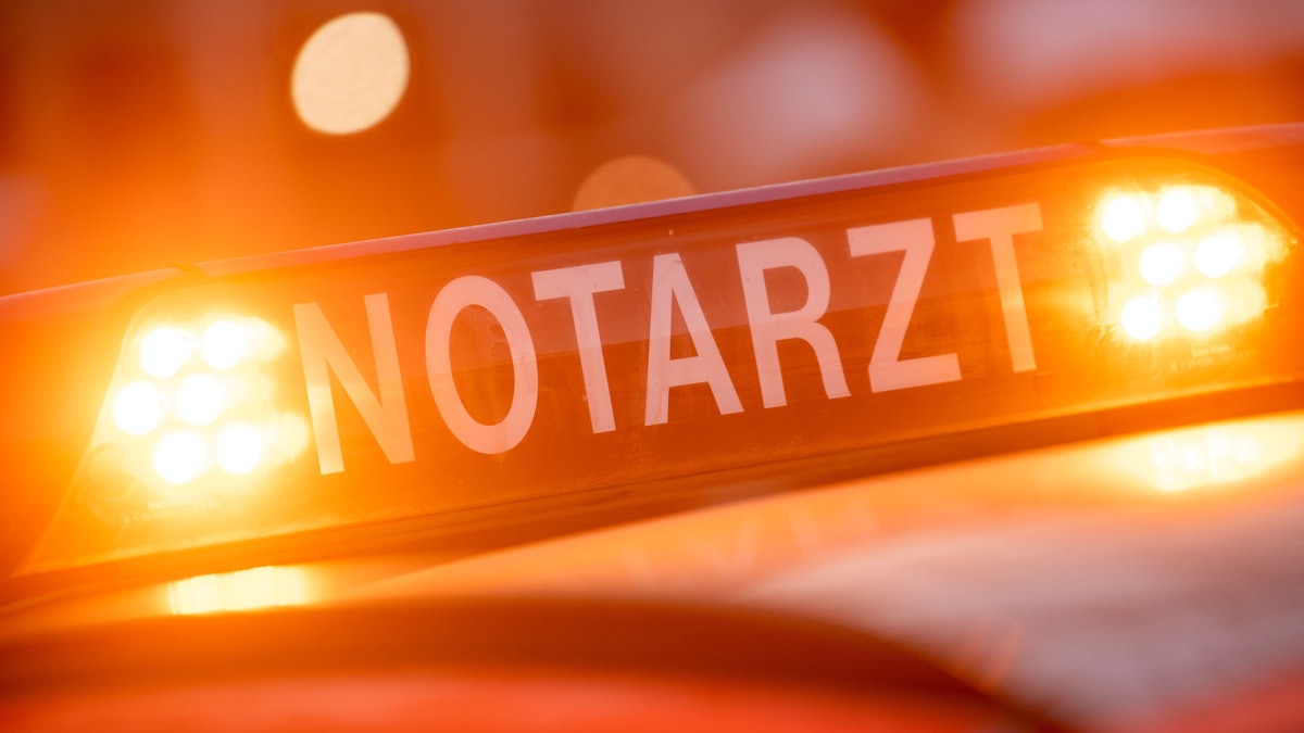 Ein Dachschild mit der Aufschrift "Notarzt" steht auf einem Einsatzwagen eines Notarztes.