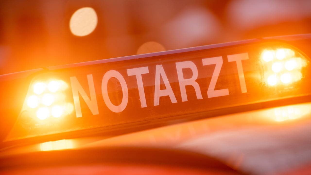 Ein Dachschild mit der Aufschrift "Notarzt" steht auf einem Einsatzwagen eines Notarztes.