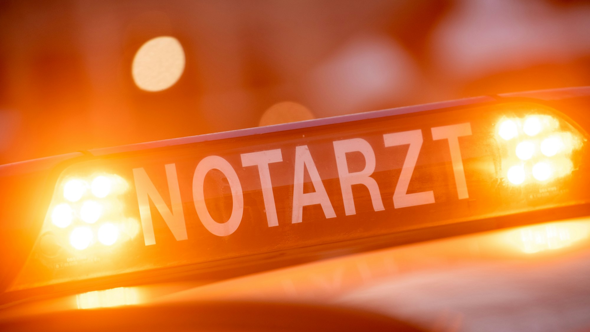 Ein Dachschild mit der Aufschrift Notarzt steht auf einem Einsatzwagen eines Notarztes.