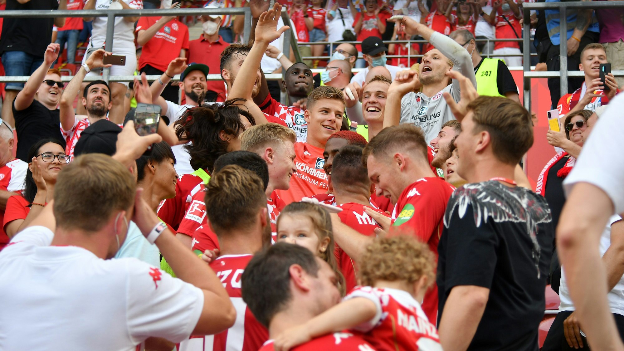 Spieler von Mainz feiern den Sieg gegen Leipzig mit den Fans auf der Tribüne.