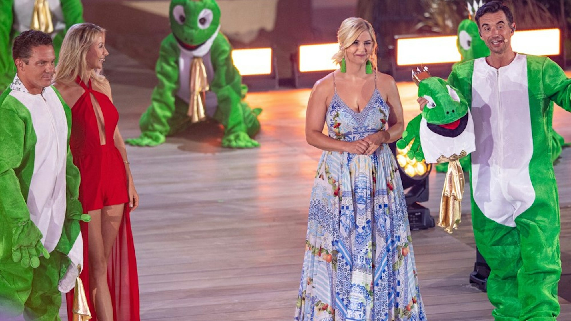 Florian Silbereisen (r-l), Beatrice Egli, Anna-Carina Mross und Stefan Mross stehen zusammen auf der Bühne zur großen Schlagerstrandparty zum 40. Geburtstag von Florian Silbereisen. Vor 30 Jahren, am 10. August 1991, begann seine TV-Karriere mit seinem allerersten Fernsehauftritt. Am 4. August wurde Florian Silbereisen 40.
