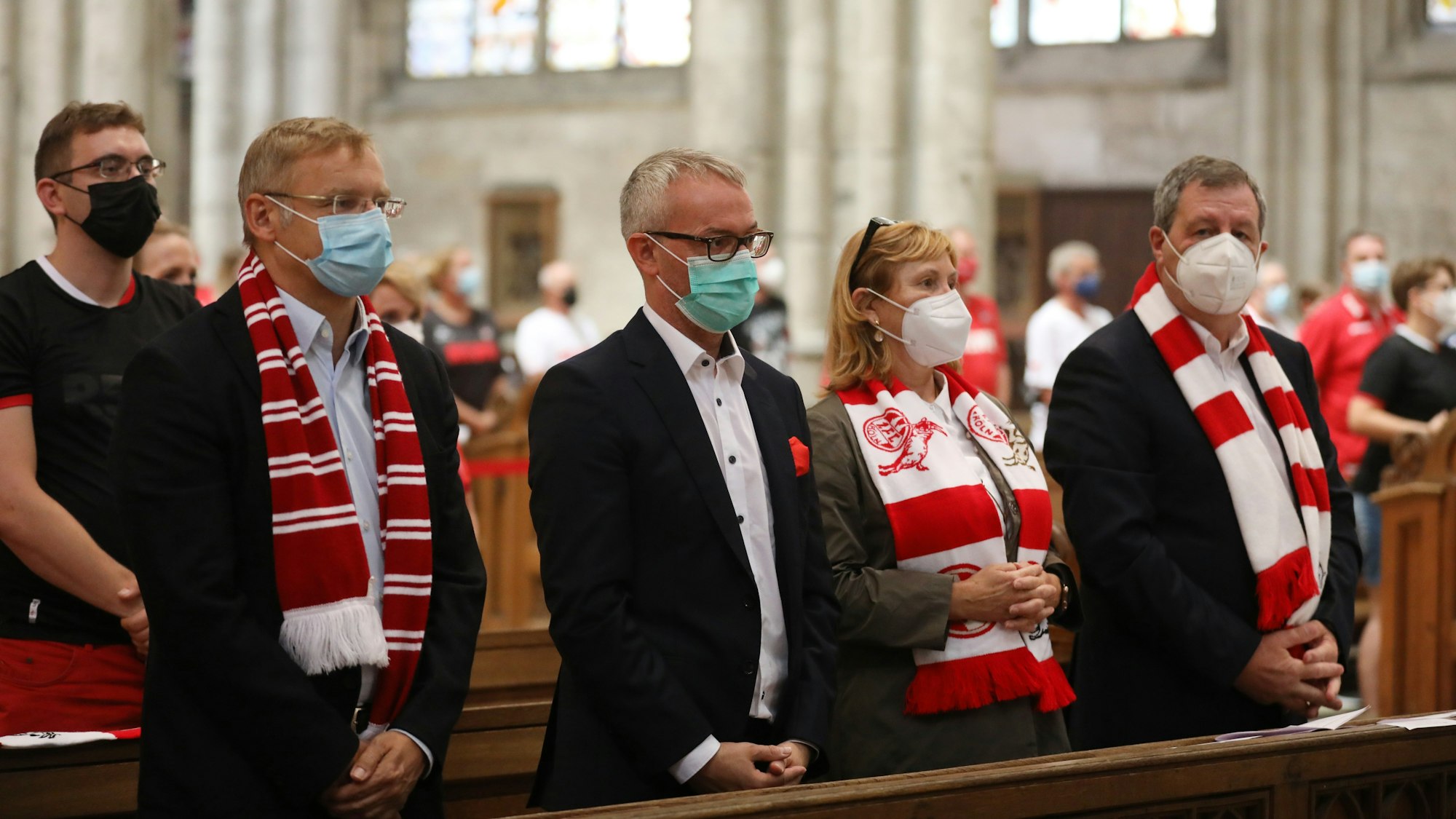 Eckhard Sauren, Alexander Wehrle und Monika und Werner stehen bei der Fan-Andacht im Dom.