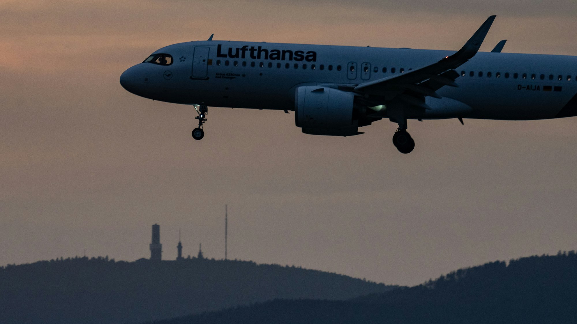 Unser Symbolbild zeigt eine Maschine der Lufthansa, die bei Einbruch der Dunkelheit auf dem Frankfurter Flughafen landet. Eine Maschine wurde von der Polizei durchsucht, nachdem auffällige Fluggäste den Start verhinderten.