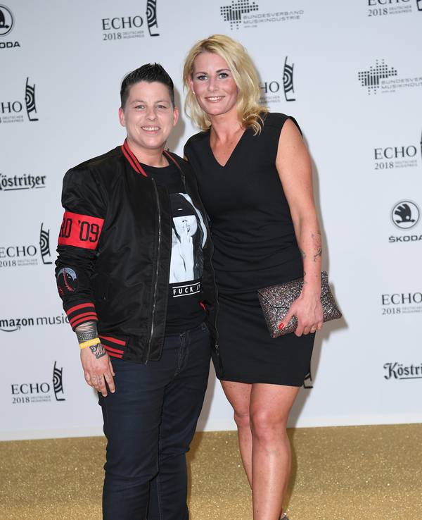 12.04.2018, Berlin: Kerstin Ott (l) und Frau Karolina Köppen kommen zu der 27. Verleihung des Deutschen Musikpreises Echo. Foto: Britta Pedersen/dpa-Zentralbild/dpa ++ +++ dpa-Bildfunk +++
