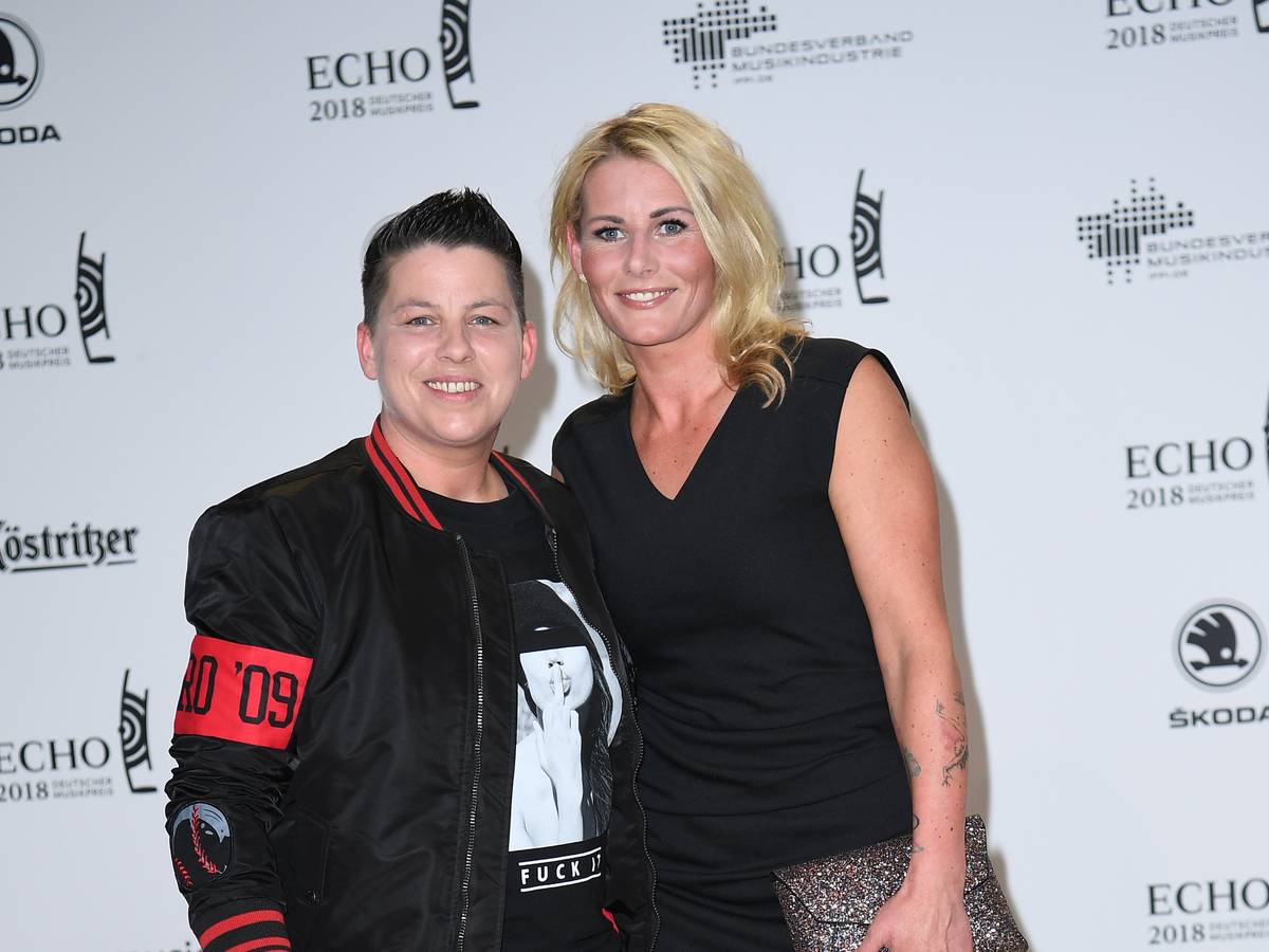 12.04.2018, Berlin: Kerstin Ott (l) und Frau Karolina Köppen kommen zu der 27. Verleihung des Deutschen Musikpreises Echo. Foto: Britta Pedersen/dpa-Zentralbild/dpa ++ +++ dpa-Bildfunk +++
