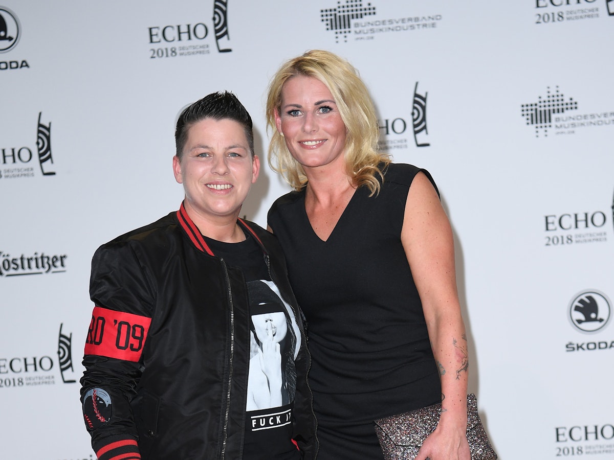 12.04.2018, Berlin: Kerstin Ott (l) und Frau Karolina Köppen kommen zu der 27. Verleihung des Deutschen Musikpreises Echo. Foto: Britta Pedersen/dpa-Zentralbild/dpa ++ +++ dpa-Bildfunk +++