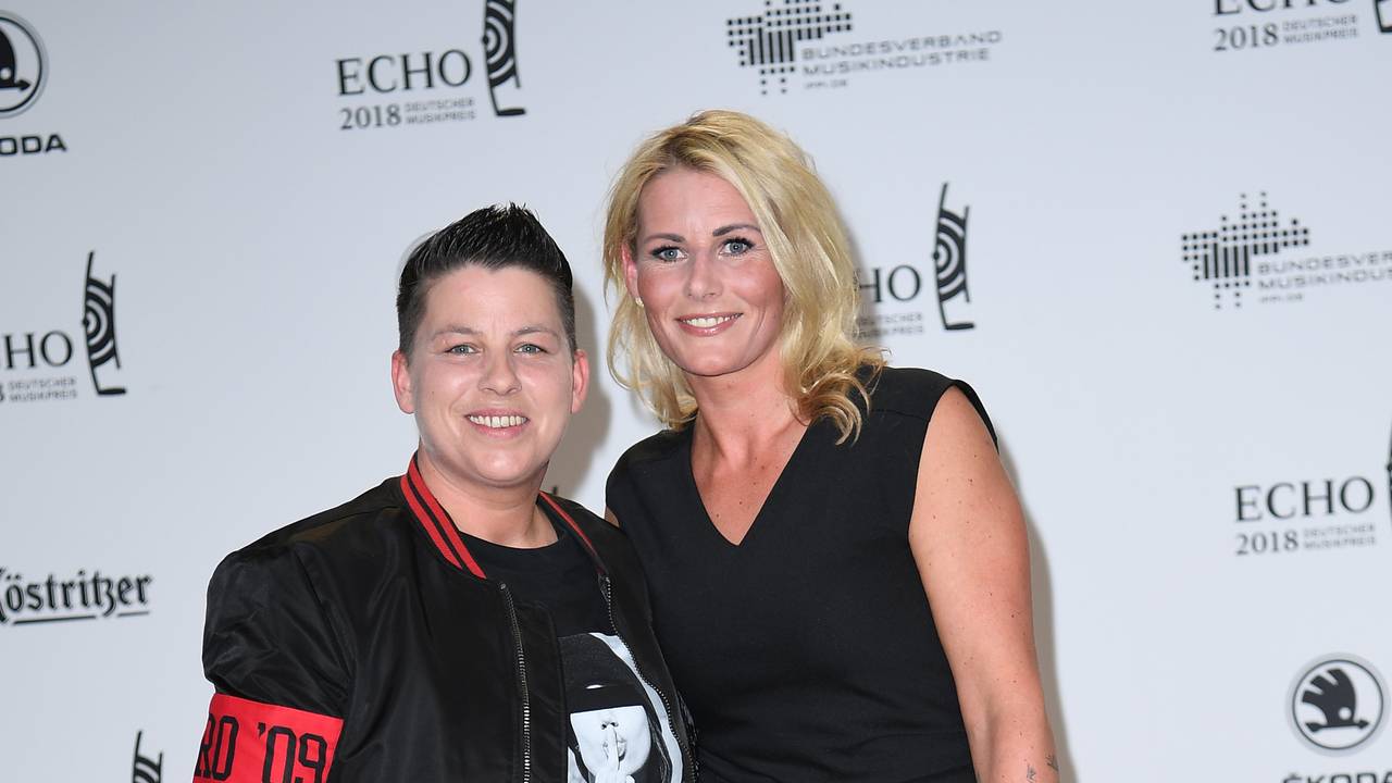 12.04.2018, Berlin: Kerstin Ott (l) und Frau Karolina Köppen kommen zu der 27. Verleihung des Deutschen Musikpreises Echo. Foto: Britta Pedersen/dpa-Zentralbild/dpa ++ +++ dpa-Bildfunk +++