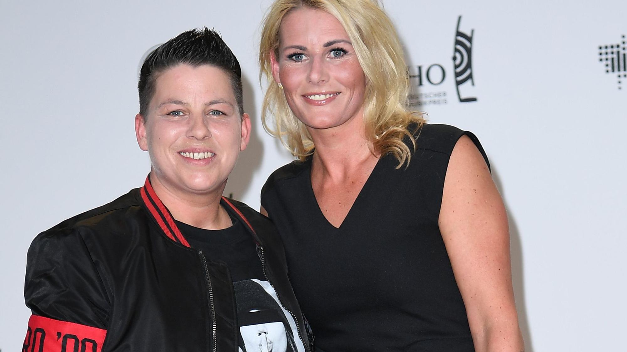 12.04.2018, Berlin: Kerstin Ott (l) und Frau Karolina Köppen kommen zu der 27. Verleihung des Deutschen Musikpreises Echo. Foto: Britta Pedersen/dpa-Zentralbild/dpa ++ +++ dpa-Bildfunk +++