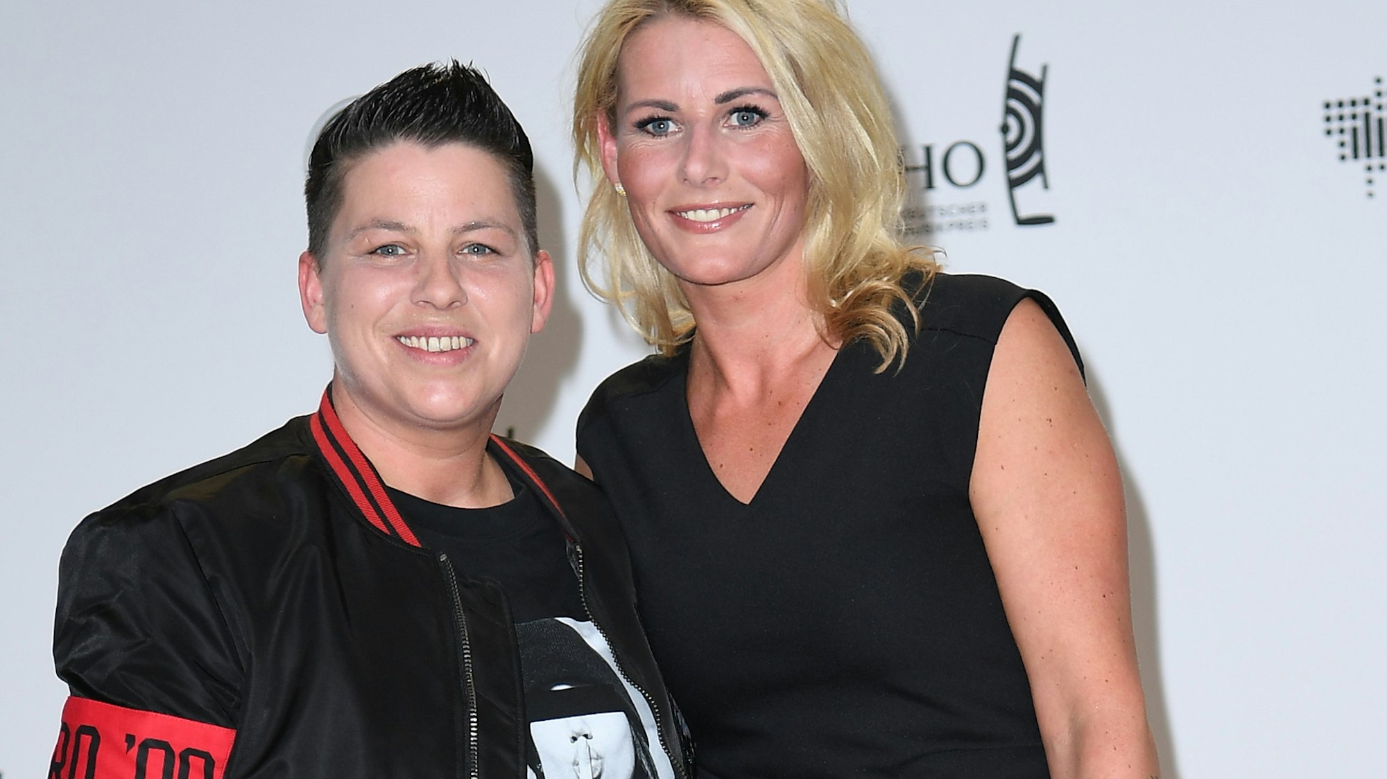 12.04.2018, Berlin: Kerstin Ott (l) und Frau Karolina Köppen kommen zu der 27. Verleihung des Deutschen Musikpreises Echo. Foto: Britta Pedersen/dpa-Zentralbild/dpa ++ +++ dpa-Bildfunk +++