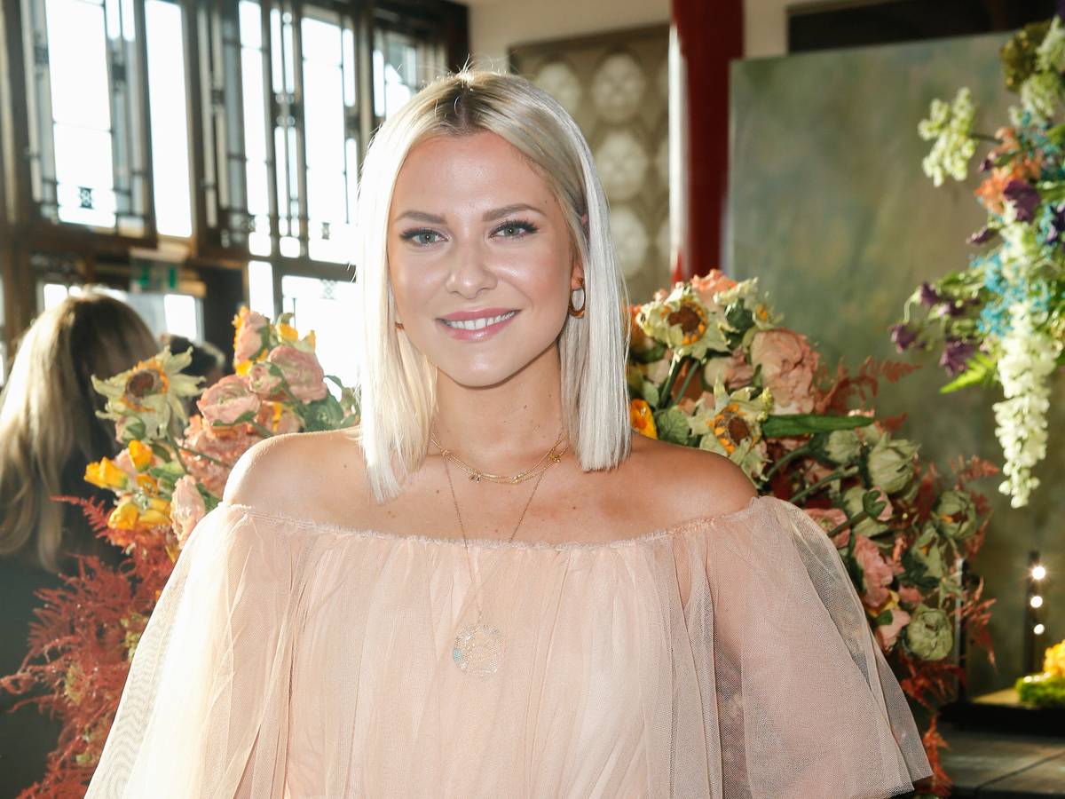 Schauspielerin Valentina Pahde heizt auf Instagram Schwangerschaftsgerüchte an.