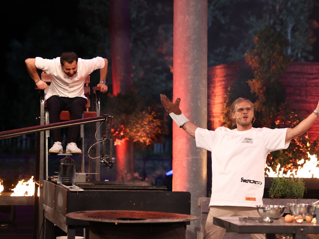 Kochcoach Ali Güngörmüs (l.), Promi-Koch Rúrik Gislason
Die Verwendung des sendungsbezogenen Materials ist nur mit dem Hinweis und Verlinkung auf TVNOW gestattet.