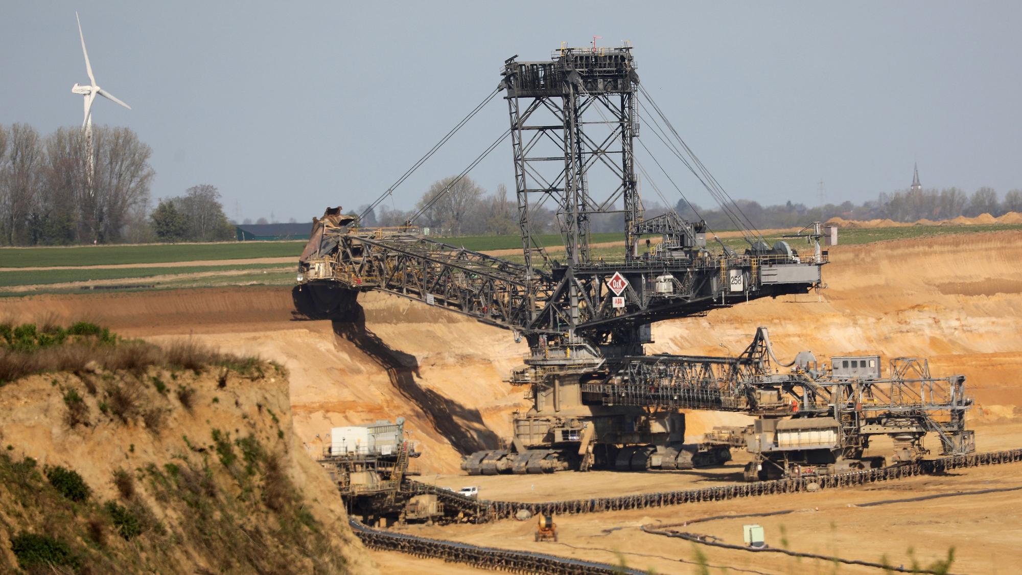 Ein Bagger entfernt am Tagebau Garzweiler Erdreich.