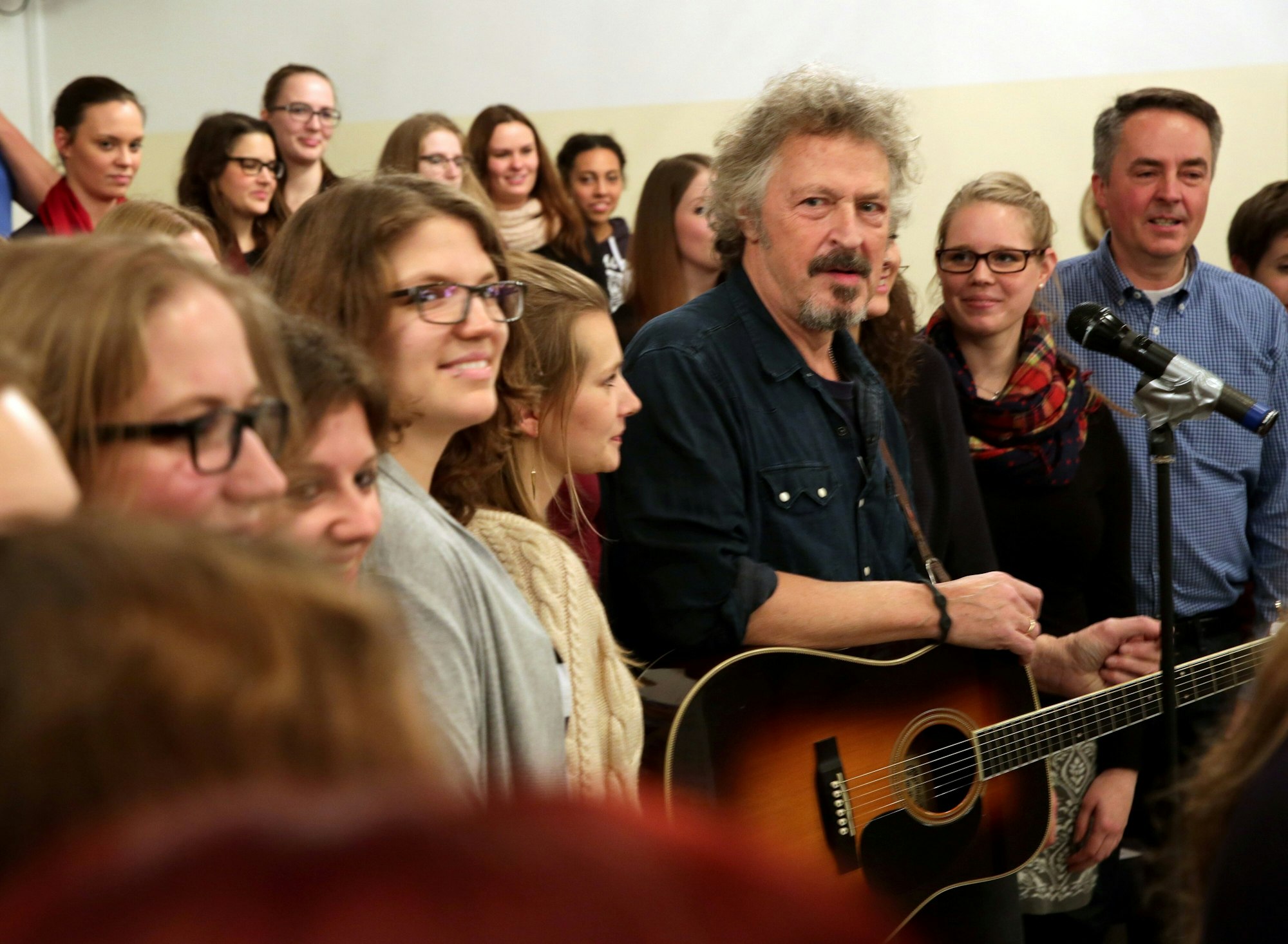 Wolfgang Niedecken probt mit Jugendchor St. Stephan.