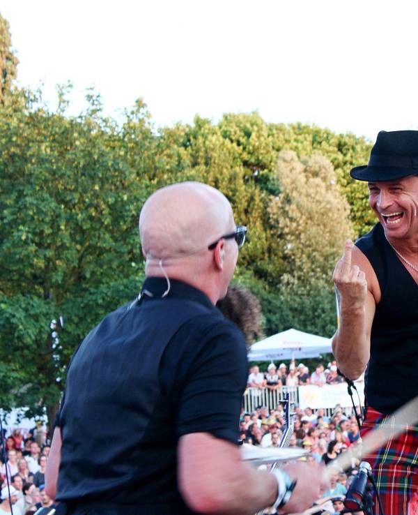Kölschrocker Peter Brings (r.) zeigt Schlagzeuger Christian Blüm bei einem Konzert den Mittelfinger.