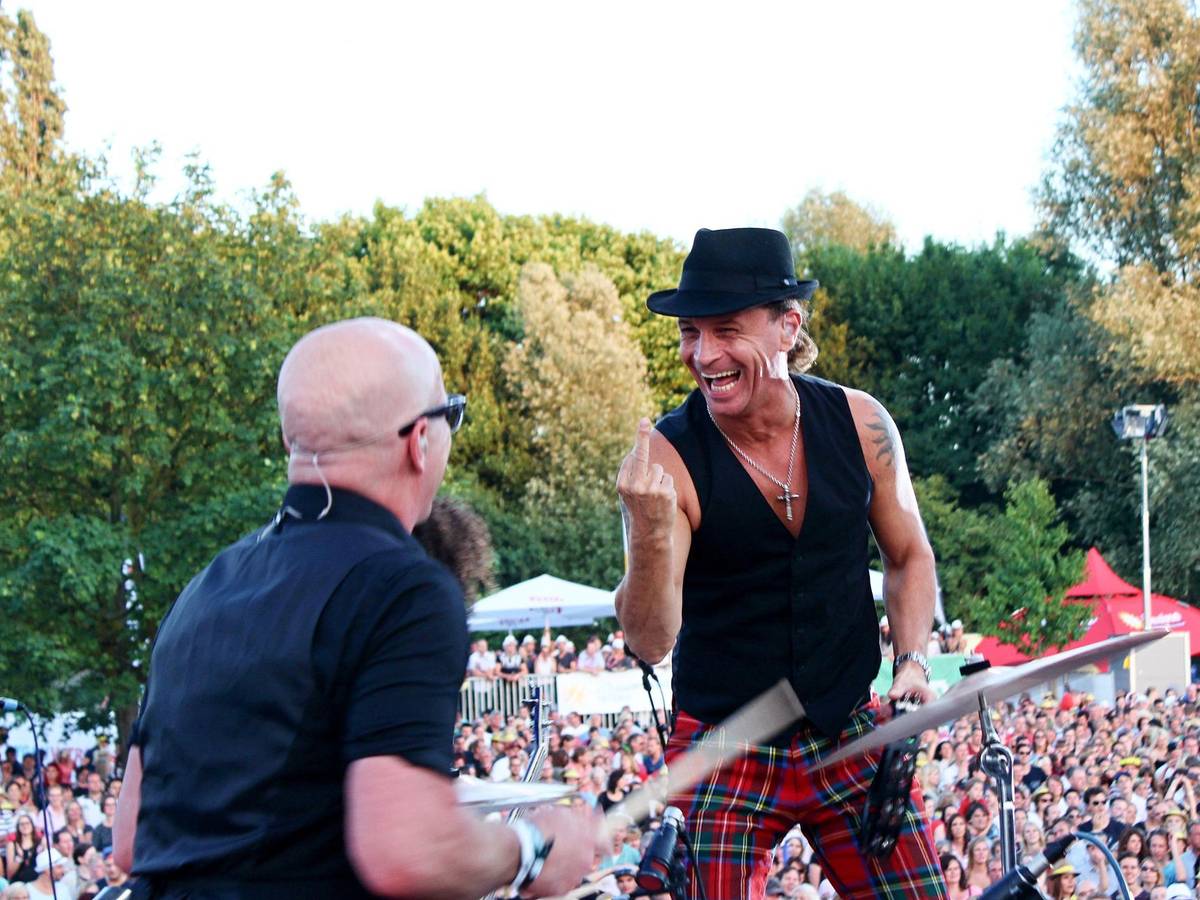 Kölschrocker Peter Brings (r.) zeigt Schlagzeuger Christian Blüm bei einem Konzert den Mittelfinger.