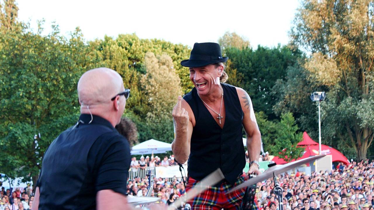 Kölschrocker Peter Brings (r.) zeigt Schlagzeuger Christian Blüm bei einem Konzert den Mittelfinger.