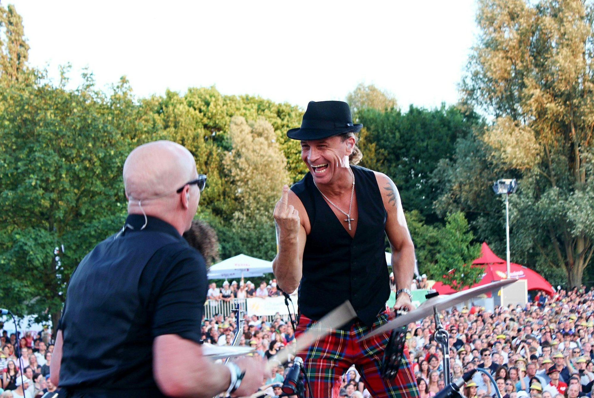 Kölschrocker Peter Brings (r.) zeigt Schlagzeuger Christian Blüm bei einem Konzert den Mittelfinger.