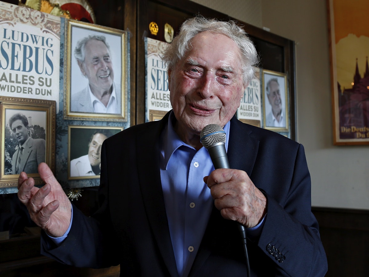 Ludwig Sebus singt bei einem Auftritt