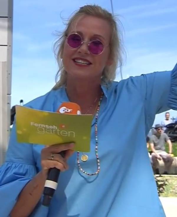 Andrea Kiewel moderiert in einem "Festivaloutfit" mit John Lennon-Brille den ZDF-Fernsehgarten am 15. August