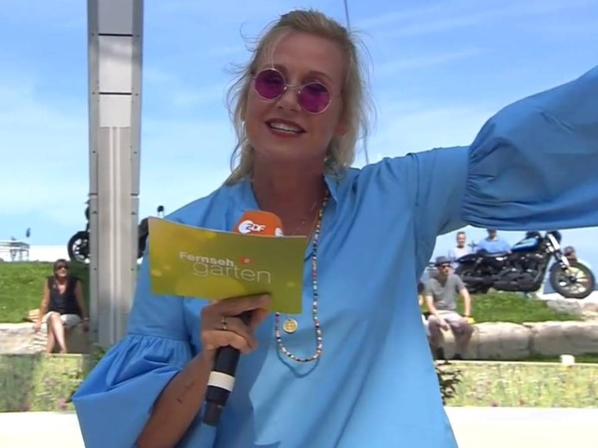 Andrea Kiewel moderiert in einem "Festivaloutfit" mit John Lennon-Brille den ZDF-Fernsehgarten am 15. August