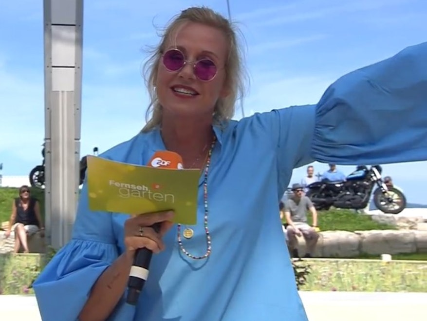Andrea Kiewel moderiert in einem "Festivaloutfit" mit John Lennon-Brille den ZDF-Fernsehgarten am 15. August