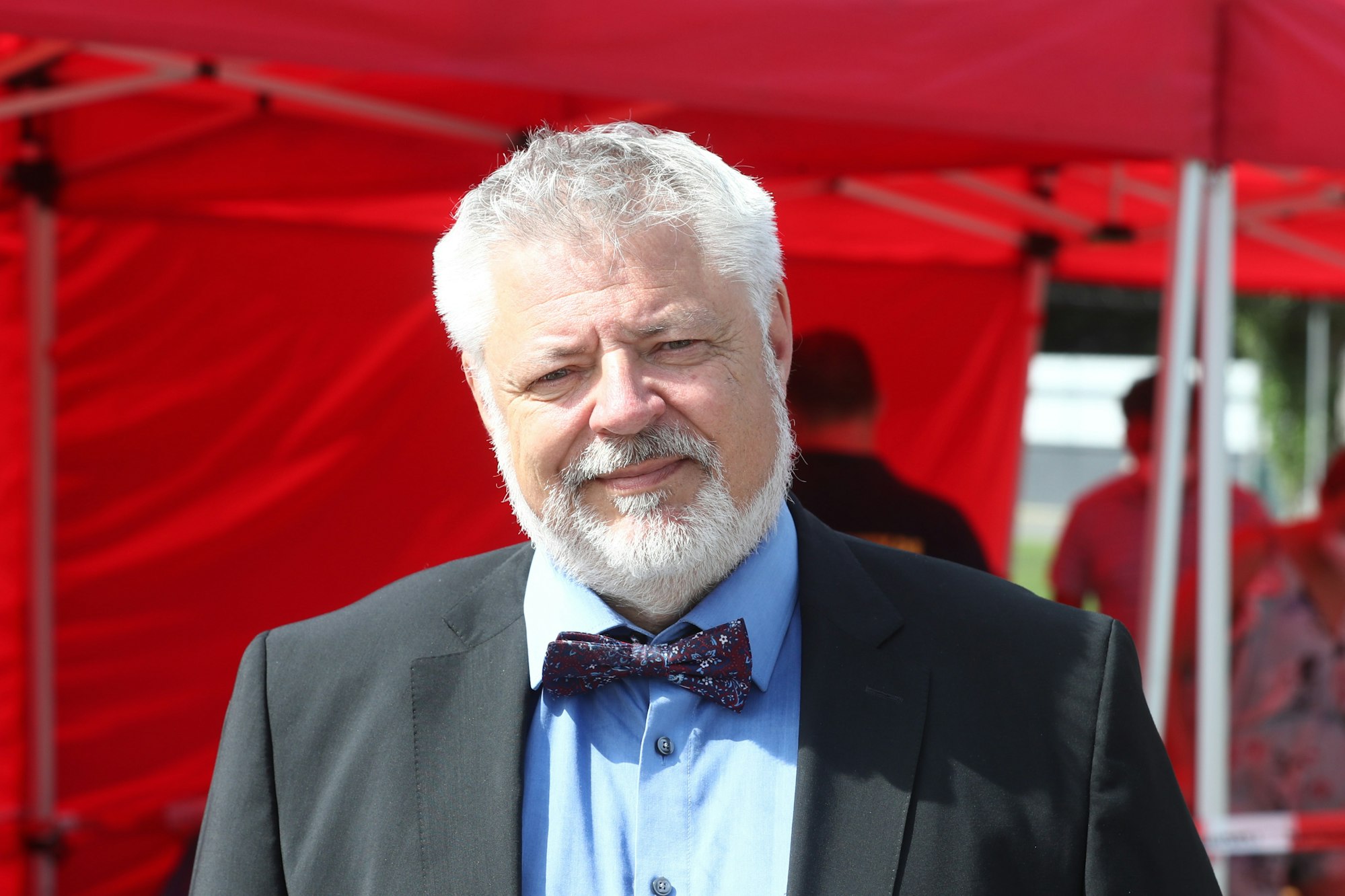 Prof. Dr. Dr. Alex Lechleuthner blickt in die Kamera