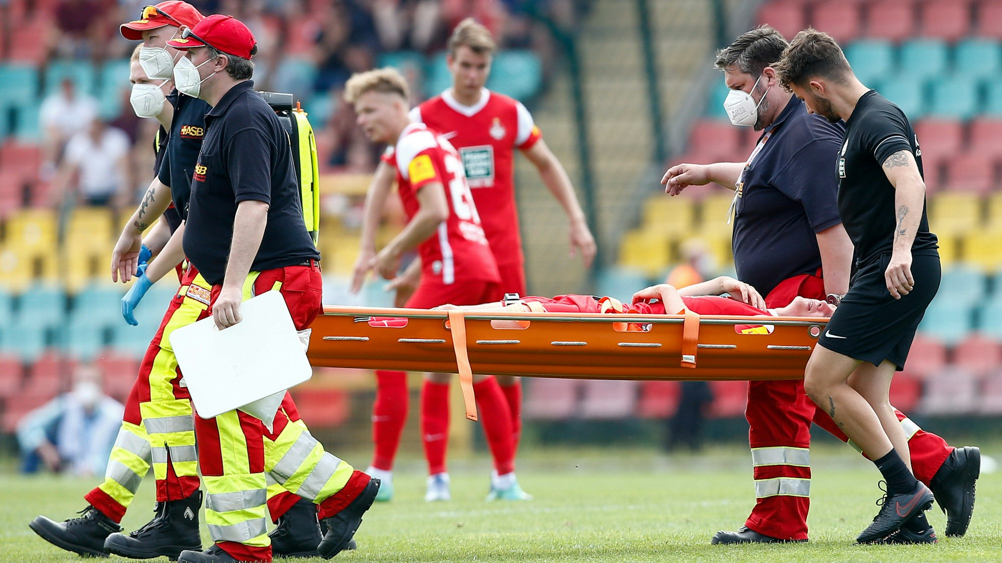 Kaiserslauterns Felix Götze wird in Berlin vom Platz getragen.