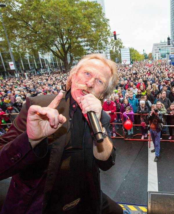 Henning Krautmacher (Musikband Höhner / Hoehner) steht auf der Bühne beim Kulturfestival 'Birlikte - Zusammen stehen' in Deutz.