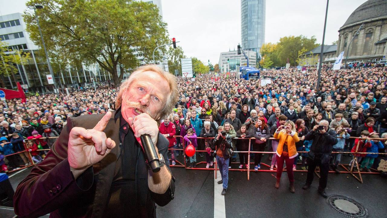 Henning Krautmacher (Musikband Höhner / Hoehner) steht auf der Bühne beim Kulturfestival 'Birlikte - Zusammen stehen' in Deutz.