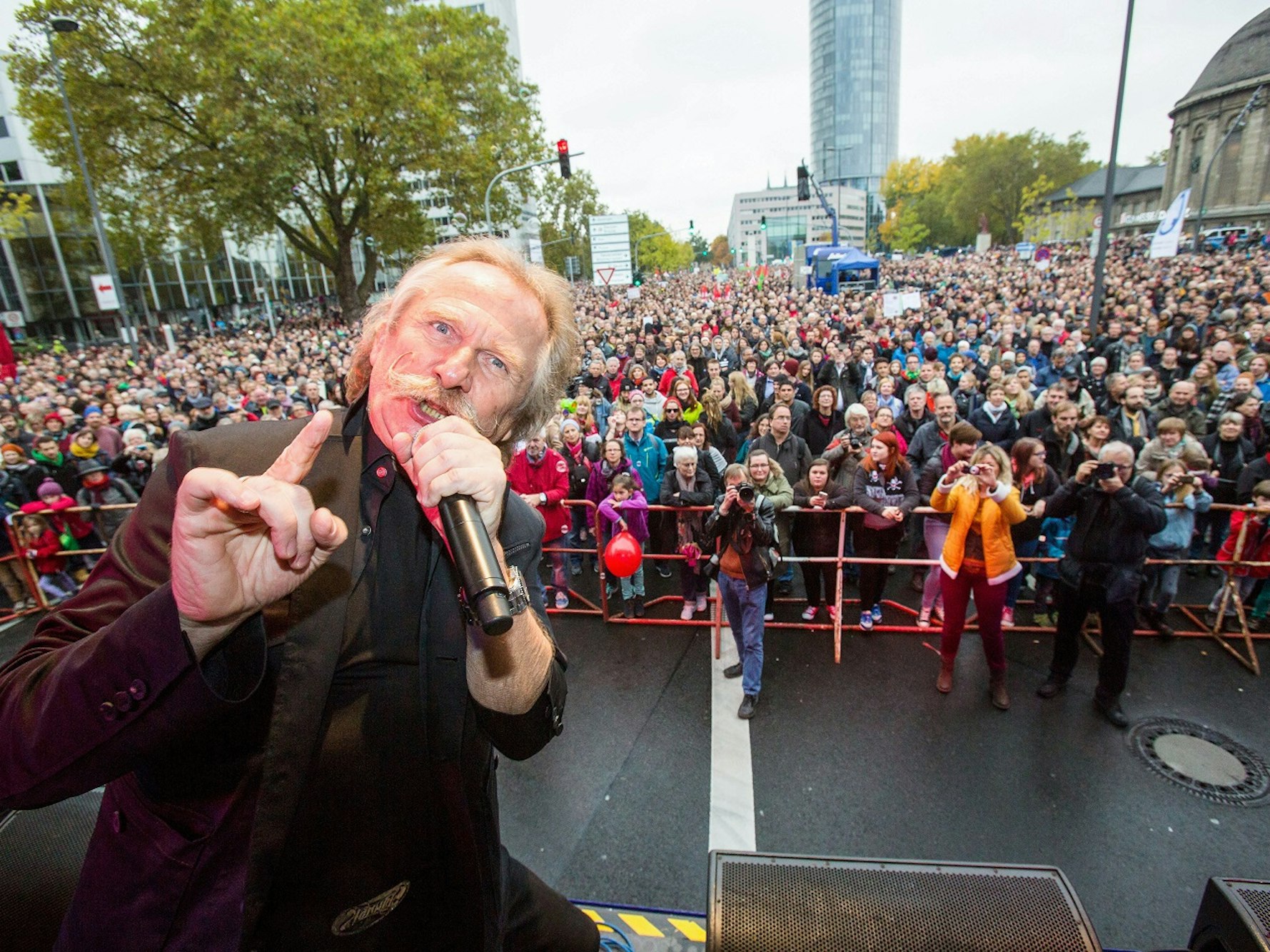 Henning Krautmacher (Musikband Höhner / Hoehner) steht auf der Bühne beim Kulturfestival 'Birlikte - Zusammen stehen' in Deutz.