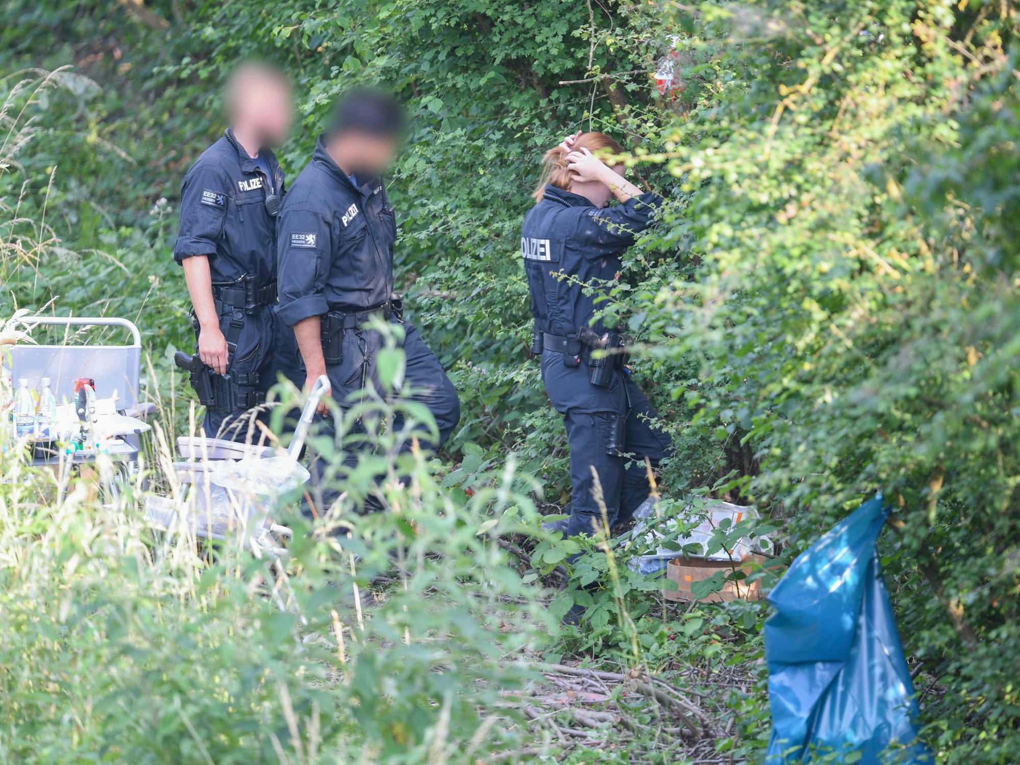 Nach dem Fund einer schwer verletzten Seniorin in einem Gebüsch ermittelt die Kriminalpolizei