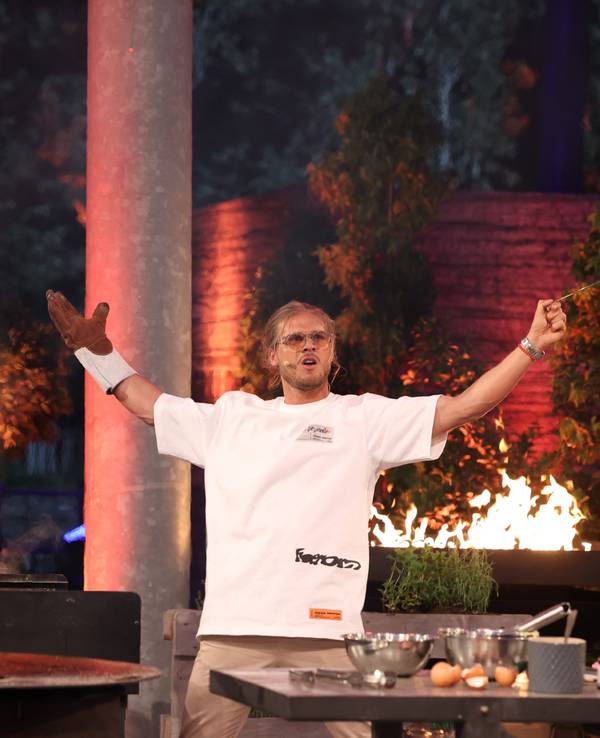Promi-Koch und Kanidaten-Coach Ali Güngörmüs (links) mit „Let's Dance“-Gewinner Rúrik Gislason bei „Grill den Henssler“ am 15. August 2021.
