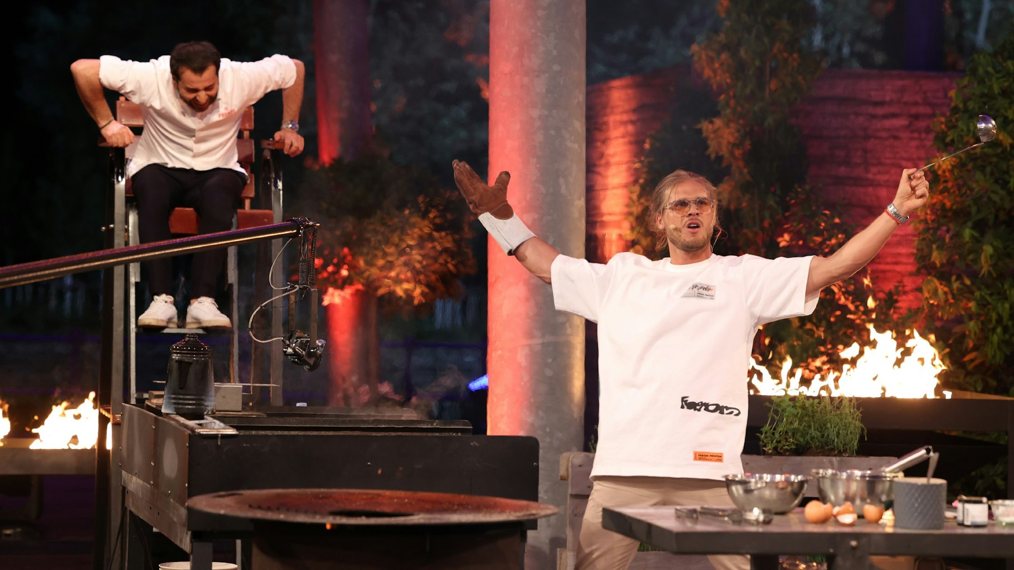 Promi-Koch und Kanidaten-Coach Ali Güngörmüs (links) mit „Let's Dance“-Gewinner Rúrik Gislason bei „Grill den Henssler“ am 15. August 2021.