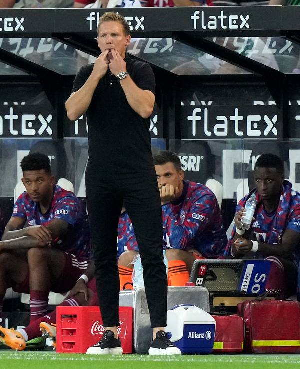 Julian Nagelsmann pfeift mithilfe seiner Finger