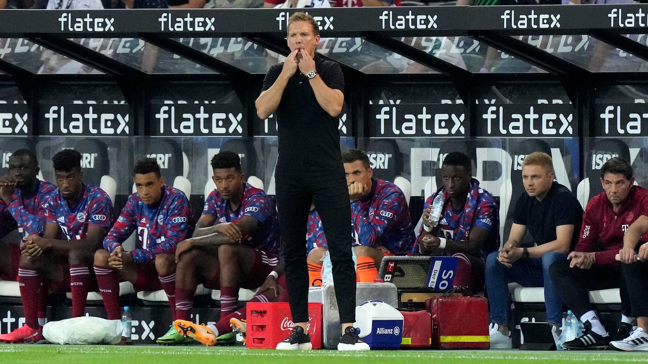 Julian Nagelsmann pfeift mithilfe seiner Finger
